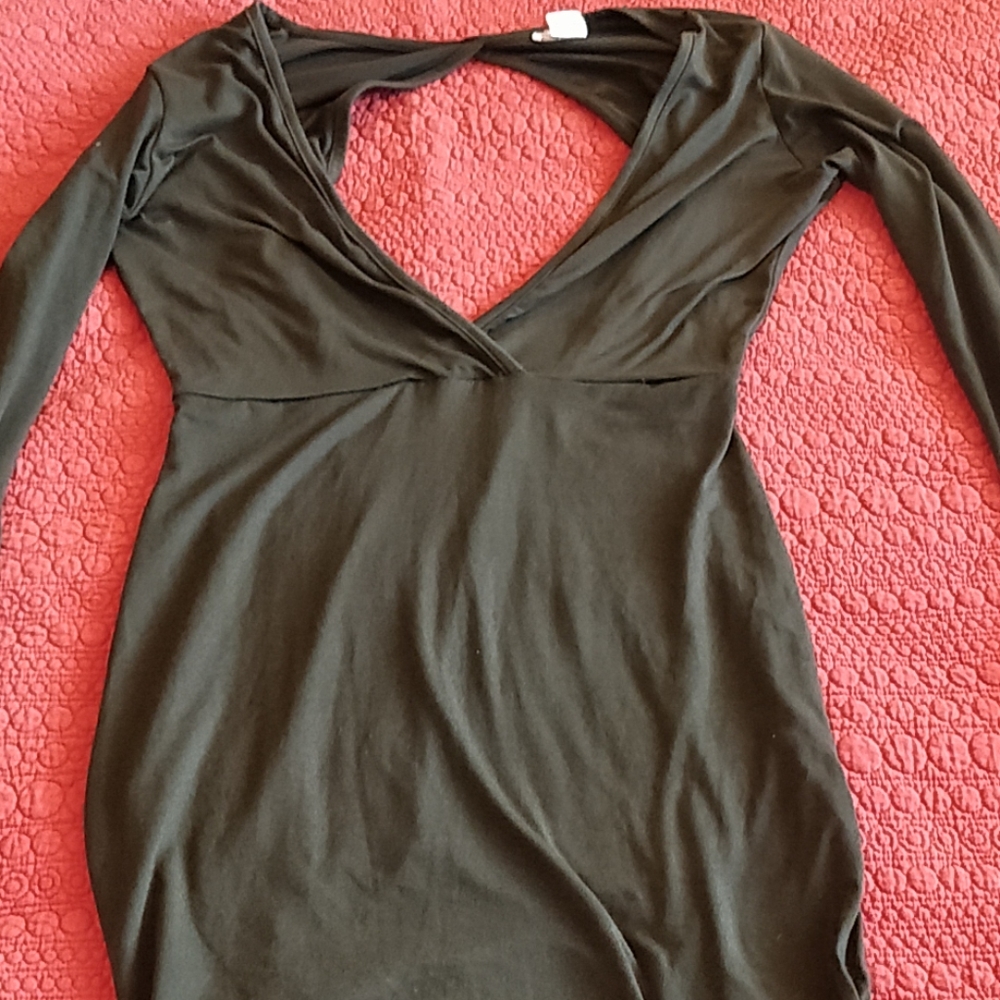 Gorgeous long sleeve dress open back pretty !!